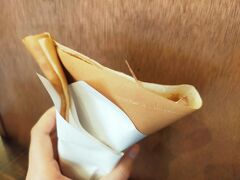 ホテルを出、コクリコクレープへ。
もっちり系の生地。
生のレモンをそのまま搾ってかけてくれました。