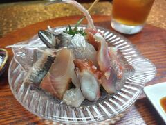 夜は予約していたはま善へ。
いわし中心のメニューで、まずはお刺身。
いわしが新鮮。