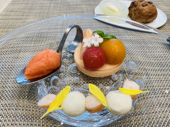 4月某日。
母&姉とランチ@アーティゾン美術館のカフェ。
以前美術館に行った時に予約で満席の表示が出てたので、予約をして行きました。

前菜＆パン。
見た目にも美しくて、女子会ランチとかに良い感じ。