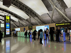 同じフロアにある銀行で両替をした。この頃、レートが悪く1ドル160円くらい(*_*)
お、保安検査場へのゲートが自動化されているぞ！