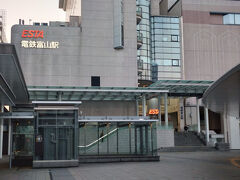 5：10、JR富山駅に到着。駅の中を通って、反対側にある電鉄富山駅へ。