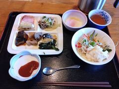宿に戻って朝食です。
みくりが池温泉の朝食はビュッフェ方式です。山小屋とは思えないほど品数が多くて、美味しくて、幸せ～。特に手作りのカスピ海ヨーグルトが絶品でした。