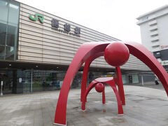 「函館駅」
駅前広場には、巨大な赤色のオブジェがありました。