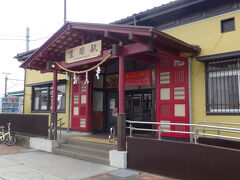 大体40分くらいで目的地笠間に到着。
関東平野を走るように見える水戸線だが、岩瀬から先は、筑波山から羽黒山に連なる山地に分け入る感じで山がすぐそばに迫る。
笠間も、そんな山が近いところ。しかも、これから行く「笠間ツツジ公園」は、小山の頂上に位地する。