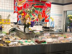 五稜郭からタクシーで、まるかつ水産に移動しました。本店が改装後グランドオープンしていないということで、柏木店です。