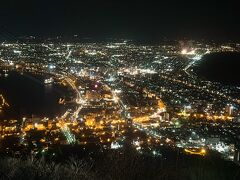この後は函館山から夜景を見ました。実物は写真よりずっとキレイでした。

ケーブルカーはかなり混雑しそうだったので、観光タクシーを予約していました。穴場の写真スポットも教えてもらえてよかったです。