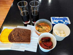 朝食

Vina Milkのヨーグルト
Solyankaとパン
モッツァレラとドライトマト

持ち帰りの残り物で済ませました

