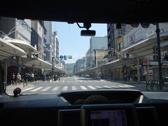 下界に戻ってきました。
午前11時半、四条通。