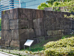 その弁慶橋から青山通り沿いに東に約200m程歩いた場所に、江戸城外郭門の一つだった「赤坂御門」の石垣遺構が残っています。
赤坂見附なんて減多に来ない田舎者のワタクシですが、都心の一等地のこんな場所に巨大な石垣遺構が残っているなんてビックリですね。赤坂門跡は国の史跡に指定されています。

