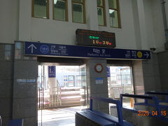 仁川駅に行ったら、日本語がわかる若い駅員さんが、「ソウル行きがもうすぐ発車する」と、わざわざ、電車のホームまで案内して下さった。
日本語が分かる方は、いつも、いつも、どんなときも、すごく親切だった！
私が乗ると、すぐに電車は出発した。
