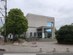 駅の北側、福山城公園の敷地のはずれにある福山市人権平和資料館にやってきました。