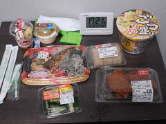 ホテルトレンド福山駅前にチェックイン。ここに2泊します。
いつも通りスーパーのお弁当やお惣菜を色々買って食べます。二人でおなか一杯食べても2000円以下で済みました。高い食事をするくらいなら節約して次の旅行代に回した方が良いというのが基本方針です。
明日は鞆の浦の港町を歩き回る予定なので早めに就寝しました。