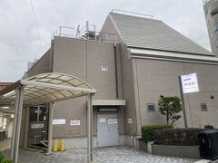 神泉駅。周りの建物に埋もれている感じでした。