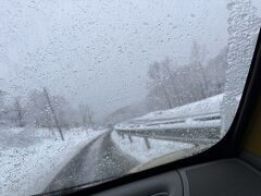 9時に函館に着きたいので早朝4時に札幌を出発。
なんと中山峠は猛吹雪！
タイヤ替えてなくてよかった！
