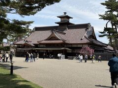 奉行所。
花見もそこそこに子どもたちの鬼ごっこやかくれんぼに付き合います。