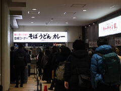 目的地である万代そばの立食コーナーに到着。
バスセンターの１階にあります。
13時過ぎに着きましたが、この人。回転も速いですが、長蛇の列でした。
私もここに並ぶことに。注文は食券制です。