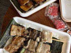 おはようございます。
朝ごはんは函館名物、ハセガワストアのやきとり弁当を一人買いに行ってきました。
7時から長蛇の列。
でもうまい。
子どもも喜んでパクパク食べています。