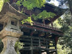 断崖の上に建つ懸崖舞台造りの観音堂は、京都の清水寺を思わせる珍しい建築です。