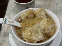 麺が細くて量が少ない？と思ったけど食べごたえありました。エビのプリプリと優しいスープがほっとします。