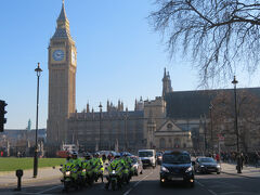 警官のバイク集団とエリザベスタワーがいい感じ。