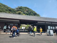 仙巌園入ります
入場料1600円です
仙巌園、御殿、尚古集成館をご利用できます
私達は時間が無かったので尚古集成館には入館しませんでした