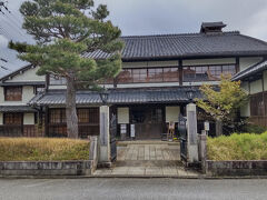 旧伴家住宅
　旧伴家住宅は、江戸時代初期の豪商「伴庄右衛門」が本家として建てた
　商家です。大きな建物で、明治時代以降は、小学校、役場、女学校、
　図書館として利用されていましたが、現在は、市立資料館として
　一般公開されています。江戸時代の商人の生活、文化を垣間見ること
　ができる施設です。近江八幡市指定文化財となっています。
