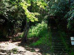 山側へと入り少し登ると、左手に正覚寺が見えてくる。石段を登り境内へ入ると、墓地の奥にさらに石段があった。