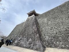松山城は、石垣好きには堪らない！
そばに寄って触っちゃう 笑
美しい曲線と勾配～！
魔除けの刻印どこだ～～～？