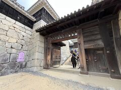 難所を過ぎ、一ノ門をくぐります。