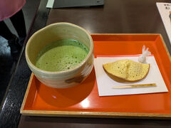 銘菓と抹茶をいただく。美味すぎたのでその場で購入決定！