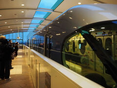 2月16日（日）6時30分着でシーへ向かう…はずが、すでに遅れてます。。
入線したリゾートラインはファンタジースプリングス号。オットも参加で家族3人ディズニーです。