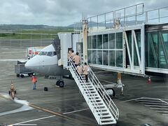 石垣空港行きは、B737-800。ほぼ満席。
12:45にドアクローズし、12:59に離陸。
