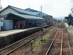 関駅。
それなりの人が降りていきました。
鉄印はこの駅でも販売しています。