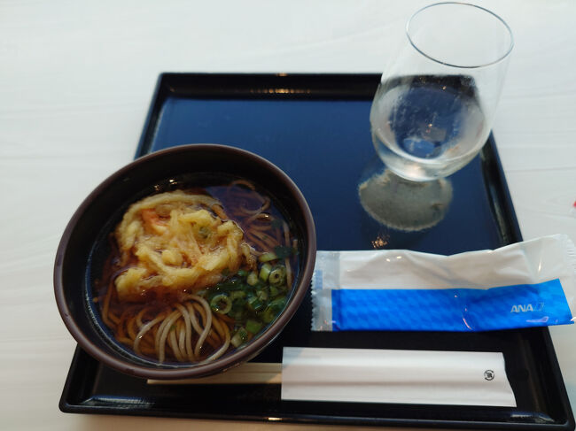 しばらく食べられなくなるから、ラウンジで天ぷらそば