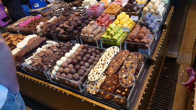 おいしそうなものがたくさんありますが、人が多すぎていったん逃げ出しました。