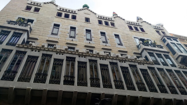 気持ちを整理して、観光を優先させます。