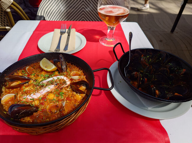 昼食は迷って歩きまわり、結局ランブラ通りのレストランLAS RAMBLESテラス席で、ムール貝、シーフードパエリア、ビール<br />高かったけど、量も味もそこそこ。<br />ホテルに帰ってチェックイン後2時間爆睡