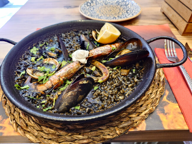 昼食は、サクラダファミリア近くのMira restaurant<br />グーグルマッ高評価4.9、テラス席は満席だけど店内はすべて空席。<br />イカ墨のシーフードパエリアとサングリアで約30ユーロ。<br />昨日に比べお得で店員のサービスや対応も素晴らしい。