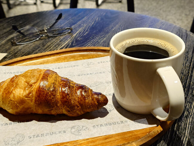 スタバでアメリカーノとクロワッサンのセット。味は想像どおり<br />8時30分オープンなのに40分にシャッターが上がり出しました。<br />店の高校生くらいの女の子が大きな声で楽しそうに働いていました<br />日本ほど厳しくなく自然な感じでていいかも。
