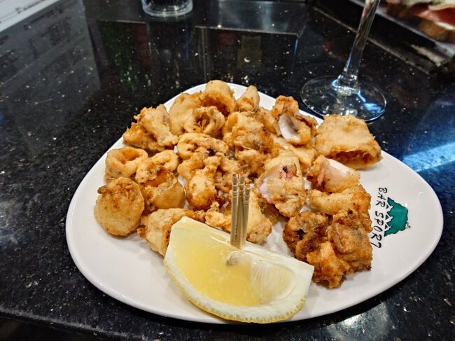 ガイドさんと3軒回りました。<br />（おそらく）エビ、いかタパス、白ワイン<br /><br />