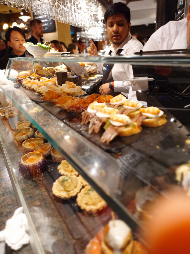 店内は常にこんな感じで空いた隙間に入ります