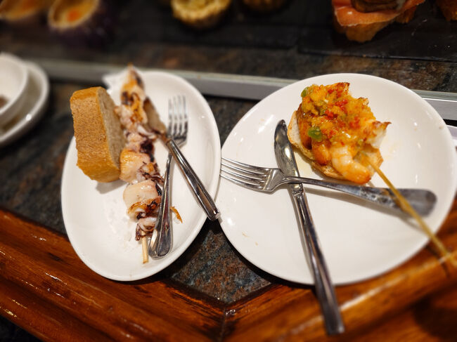 エビ、いかの塩焼きピンチョス、白ワイン