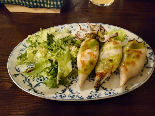 白ワイン、ラドラーと小いかのオリーブオイル焼き<br />