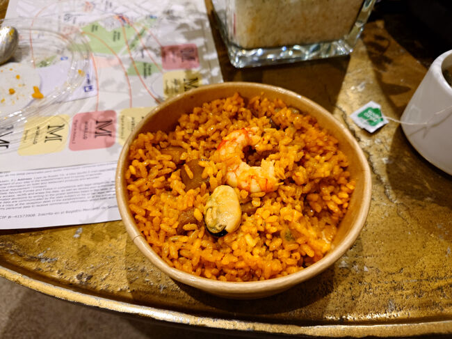 翌朝は、購入していおいたパエリア<br />レンジがあるため温めて食べます<br />