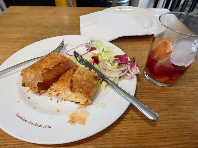 昼食はDoña Francisquitaでサーモンのブリトーとサングリア2杯<br />これも美味しかった<br />