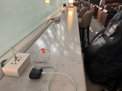 7時半過ぎ、タイ国際航空ロイヤルシルクラウンジに移動。そして充電。