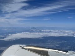 ■SFJ23便 (HND→KIX)

相模湾上空を飛行中。今回はエンジンで隠れてしまっていますが、手前には湘南の街が広がります。

そして、奥にひょっこり現れたのは「富士山」。最近、飛行機に乗る時に富士山を拝める頻度が多いですが、いつ見ても写真に撮りたくなります。

夏の富士山は、雪が無いのでパッと見て富士山だと分かりづらいですが、それでも特徴的な形から、すぐに富士山だと気づくことができますね。
