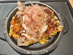 ■関西国際空港第1ターミナル

このあとは、空港内のぼてぢゅうへ。もちろん、プライオリティパス対応です。

関空のぼてぢゅうは、プライオリティパス専用メニューではなく、3400円分好きなものを注文できるスタイル。

豚丼やラーメンなど様々なメニューがありましたが、せっかく大阪に来たので、大阪名物のお好み焼きを頂きました。

関空のぼてぢゅうは、国内線の制限エリア内にあるため、関空から国内線で出発または到着する時のみ利用できます。国際線利用の場合は利用できないのでご注意ください。