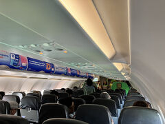 久しぶりのバリ島は楽しかった___まぁ～、全然観光らしい観光はしていませんでしたが。

空港では、オンラインチェックインを済ませてあるのでそのまま、手荷物検査を済ませた後は搭乗口まで移動し、しばし待った後飛行機に搭乗。
バリ島からスラバヤ行きは人が少ないですな。