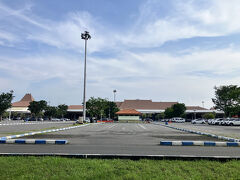 バリ島からスラバヤまでは飛行機で1時間ほで到着。

空港からスラバヤ市内は結構離れているので、いつも通りグラブバイクを呼ぶのですが、これもいつも通り空港内は呼べないので、歩いて空港の外に出てそこからグラブバイクに乗って市内へ向かいます。